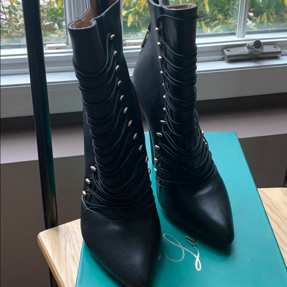 Heel booties